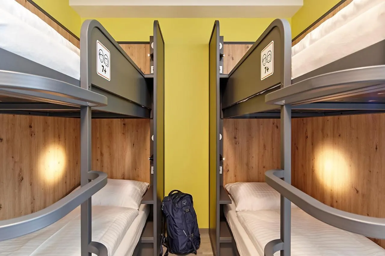 Meininger Hotel Koeln West 0*, Köln